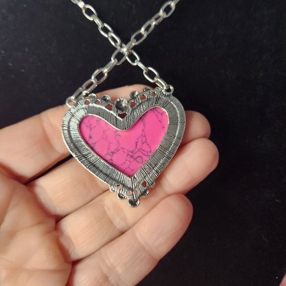 NWOT!  Pink & Silver heart necklace. (G44) - Picture 3 of 5